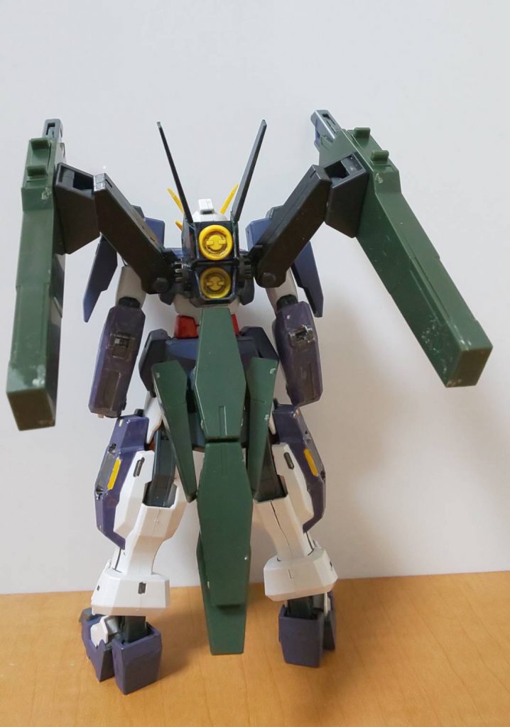 背面もケルディム+サバーニャ。バックパックはピンバイスで背中に穴を開け、差し込んだ上で接着剤使って固定してます。アーム基部は制作中に折れてしまったので、プラ棒で補強しました。