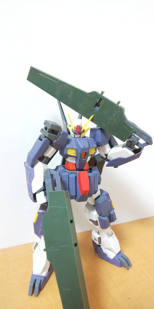 武装は下半身のGNマイクロミサイルとシールドビット、そしてこの大型鈍器。このまま射撃も可能で、高威力のGNキャノンとなっております。あと、前腕部と脛側面カバーを展開すればGNフィールドを展開可能。↓鈍器の中からは