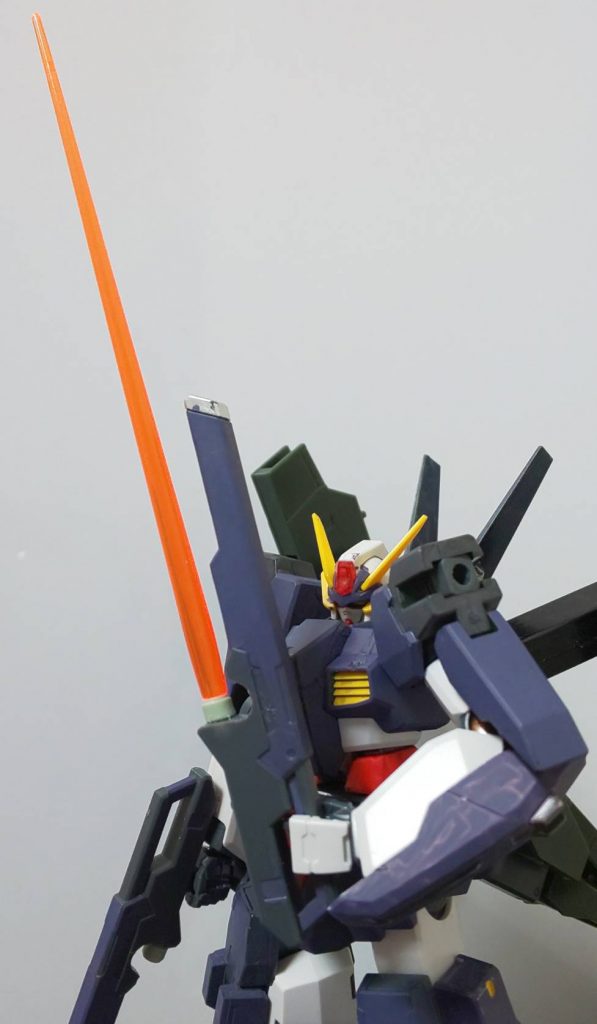 シンプルなGNライフルがこんにちは銃身下部にはビーム刃発生器があり、ビームサーベルとしても使えます。ちなみに、ハルートのソードライフルを使ってます。あと、動力は擬似太陽炉を胴と尻に計2基搭載したのダブルドライヴ機です(ツインドライヴでは無い)。