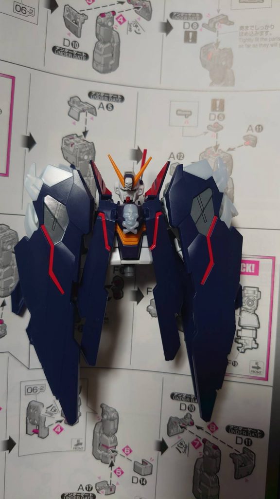 アンテナはいらない接続ピンを切り飛ばし接着するだけ。
胴体マントのパーツは、胴体のスカルマークと両肩のマントに合わせた位置で胴体の左右に穴あけてはめているだけなので取り外しができます。