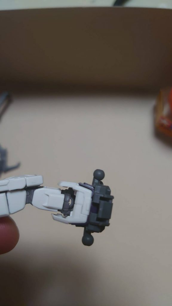 肩部分も同じくフルクロスの接続パーツをRGクロスボーンの肩に合わせて切ったり削ったりして最後に接着して完了。