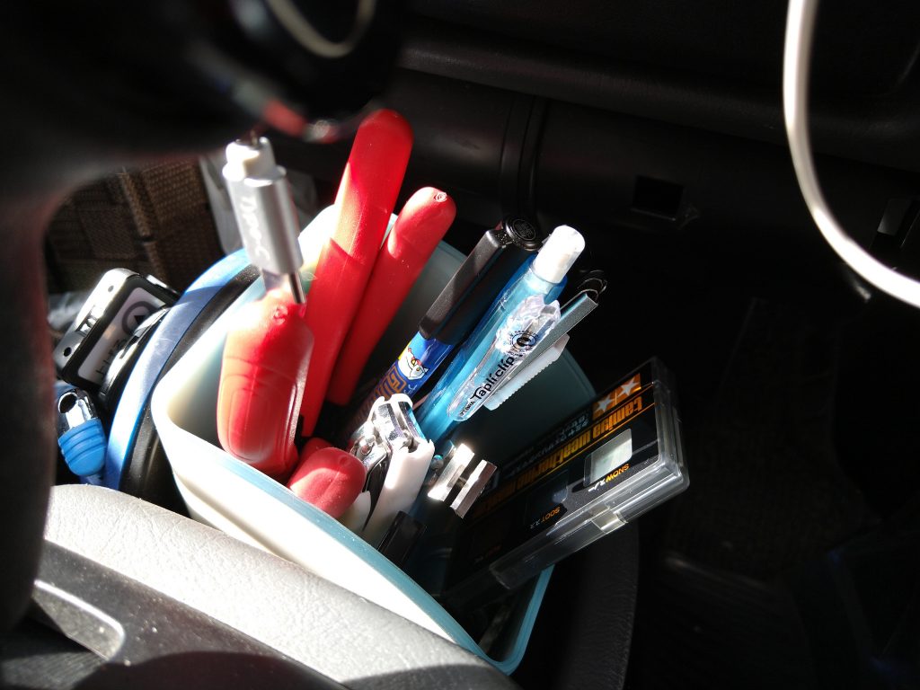 社用車内の作業スペースです。今後ツールが増えそうですが…