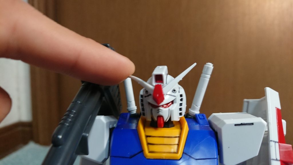 アンテナですが僕は本来余剰パーツになる1.0のを使いました
1.5のは白一色で真ん中の赤がシールな上普通のプラパーツなので折れる危険もあるんですよね
特にこだわりがない限り1.0のを使うべきですな