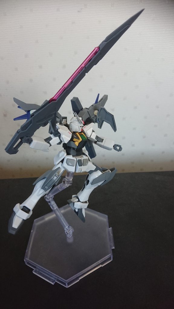 GNバスターソード
バックパックにマウントされている近接武装。実体刃は特殊な粒子を使って敵の装甲を溶断出来る仕様になっていて、その気になれば戦艦に単機で突貫することも出来る。