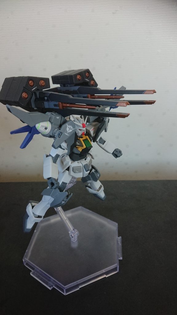 GNキャノンビット
XXOガンダム二つ目のバリエーション。
キャノンビットはミサイルポットを装備したまま遠隔操作出来る。
これにより離れた場所からでも敵を殲滅できる。
因みにキャノンビットは二機のハロによる遠隔操作だ。