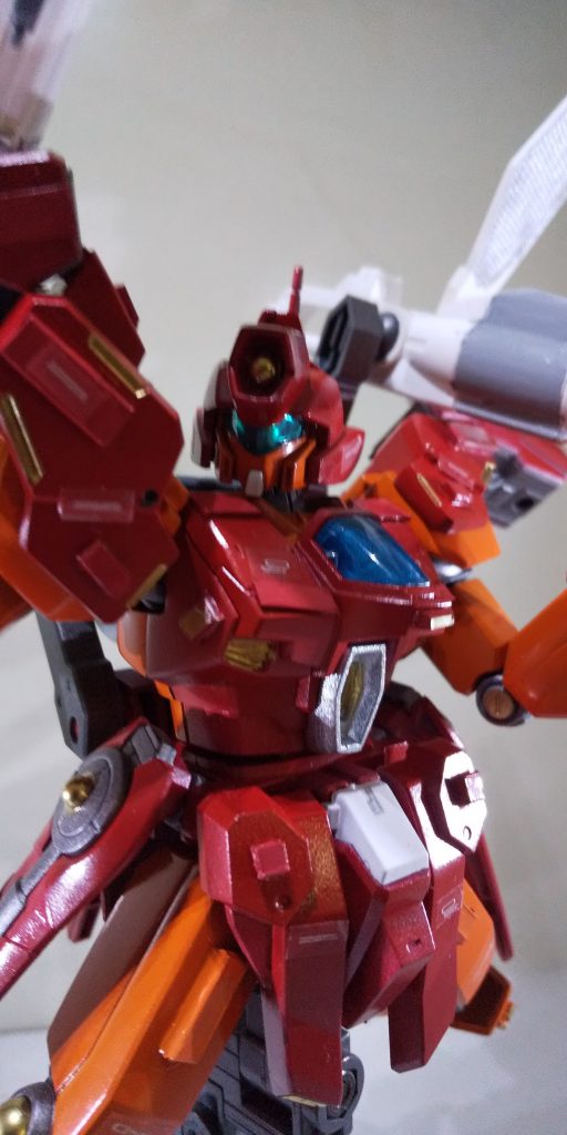 分かりにくいかもしれませんがカメラ内にビーズを入れ、シルバーで塗装してあります。
頭のキャノン砲は塞いでビーズを埋めました。