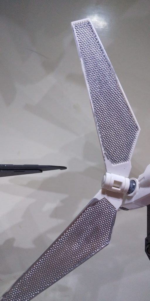 サテライトはシールではなく、シルバーで塗装しました。