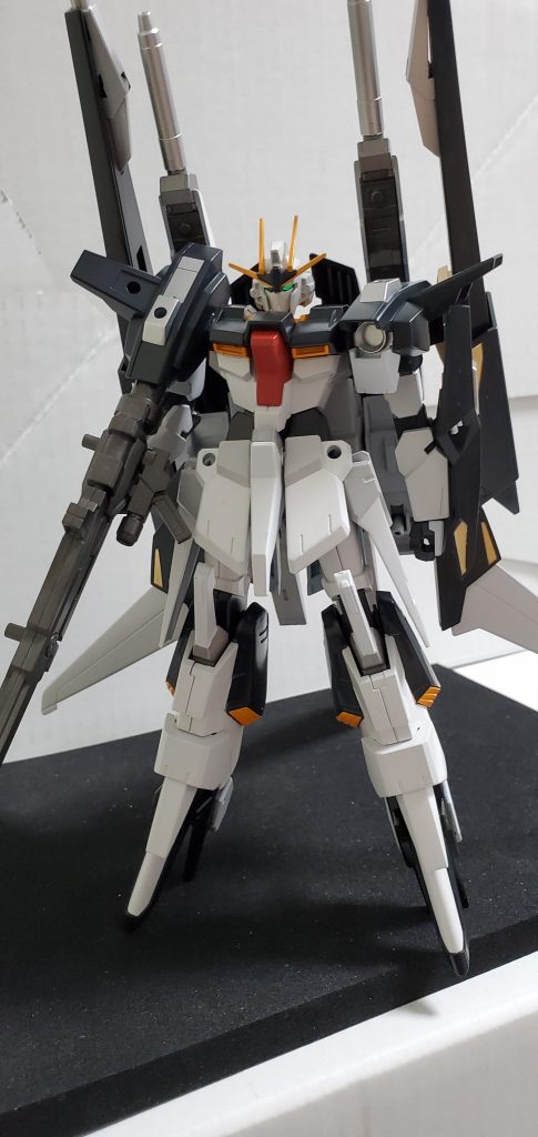 正面からです。色味は大好きなAOZ系(特にハイゼンスレイiiラー)とνガンダムを意識してます。