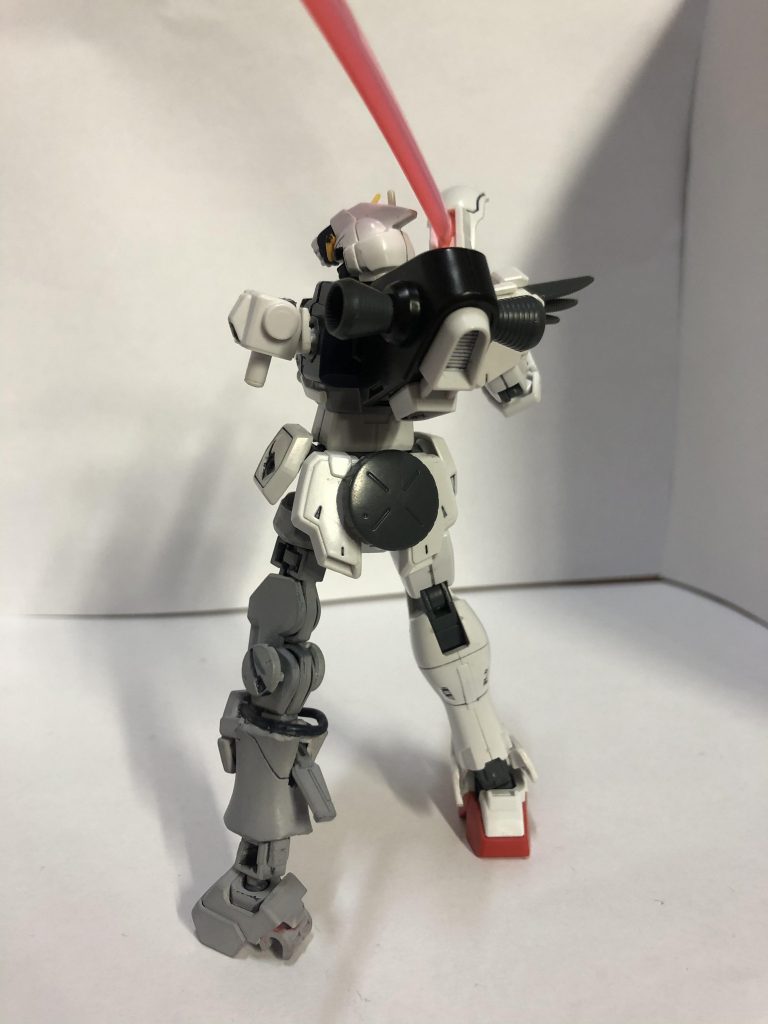 X1リペアの背部。X字スラスターの代わりの大型バックパック、リアアーマーに装着されたエネルギーパックと機体の機能が安定していないことが目に見える。