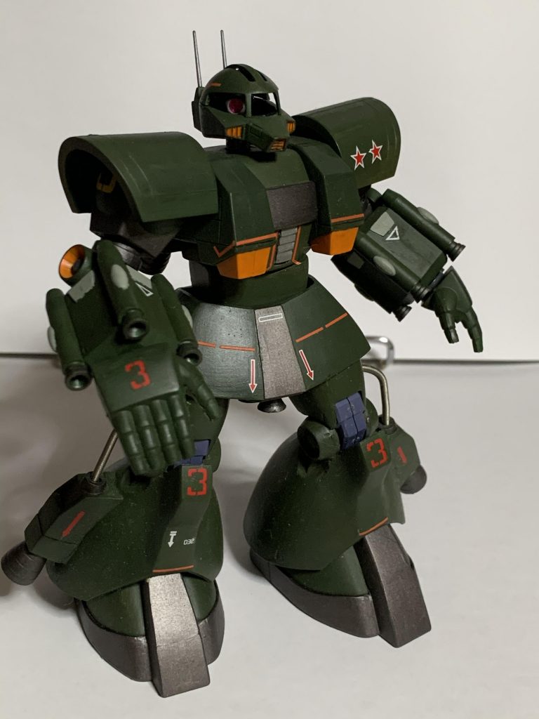 モノアイがジオング同様、縦横に大きく可動することが特徴の本機はモデラー泣かせとして君臨している。