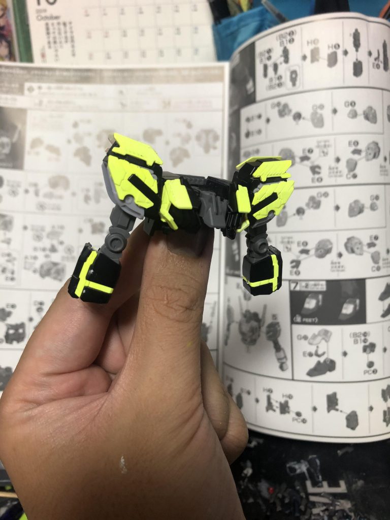 塗装レシピは以下に
本体ブラック クレオス フィニッシングサーフェイサー1500ブラック
本体イエロー クレオス フィニッシングサーフェイサー1500ホワイトを下地2回吹いた後に
ガイアノーツ 蛍光イエロー
その他関節、本体グレー部分は成型色のまま
デカールを貼った後はプレミアムトップコートつや消しを吹いて完成です