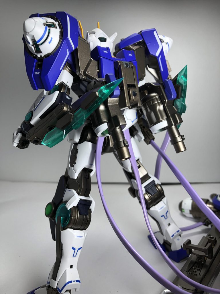 背中。GNバスターキャノンを持つときはこんな感じでビームガンを腰に固定します。