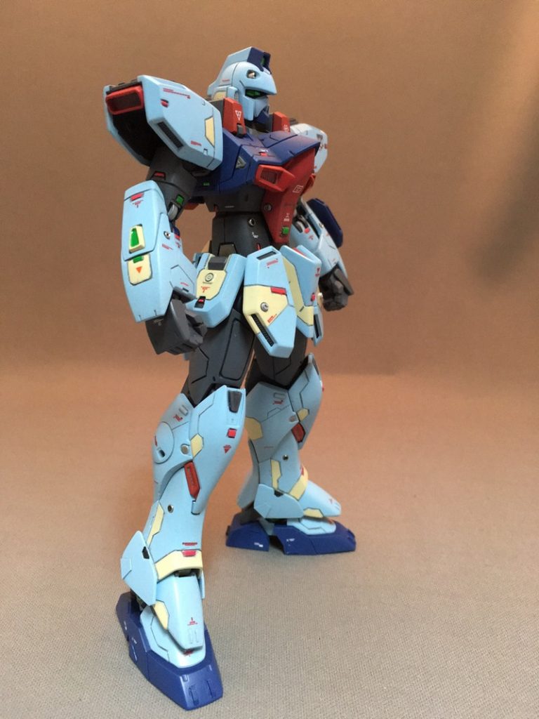 上半身が短く感じたので、5ミリぐらい延長しました。右手側面にシールドをつけるホールがあったので、市販パーツを加工して取り付けてます。