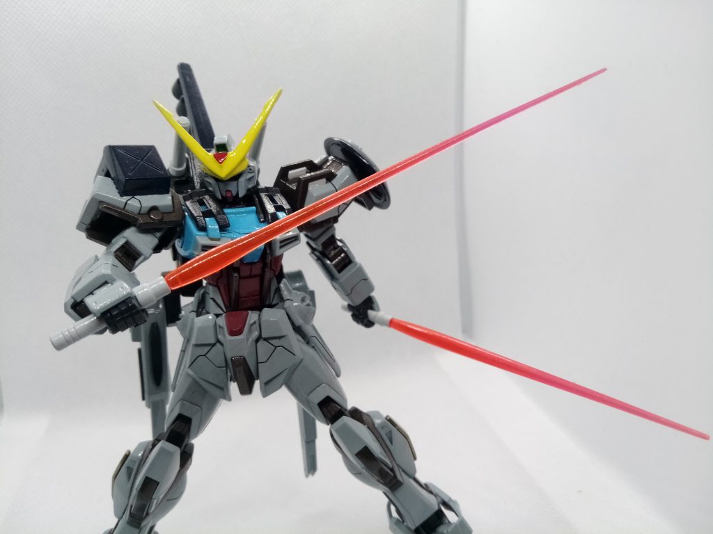 わかりずらいですがサーベルの大きさが違う2本なのです。近距離戦も一応できる...という設定