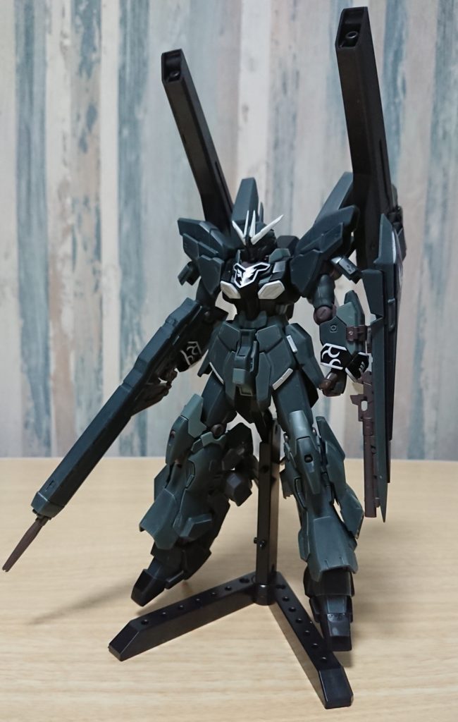 バックパックには大型キャノンを装備している
ブースターの役割も果たす