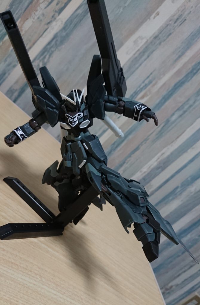 ふくらはぎに大型ブースターを装備しており、ブレードを展開することで蹴りで敵機を切り裂く