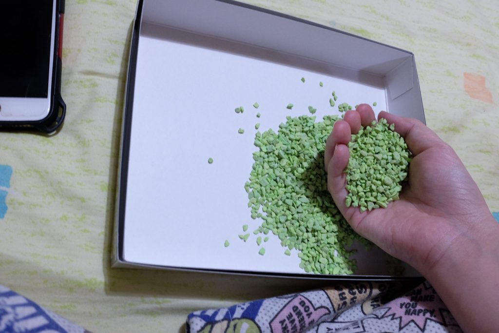 手に汗握る……どころか、さっき画面内のマシンに投入されていた緑色のペレットが握られていました。
何事?