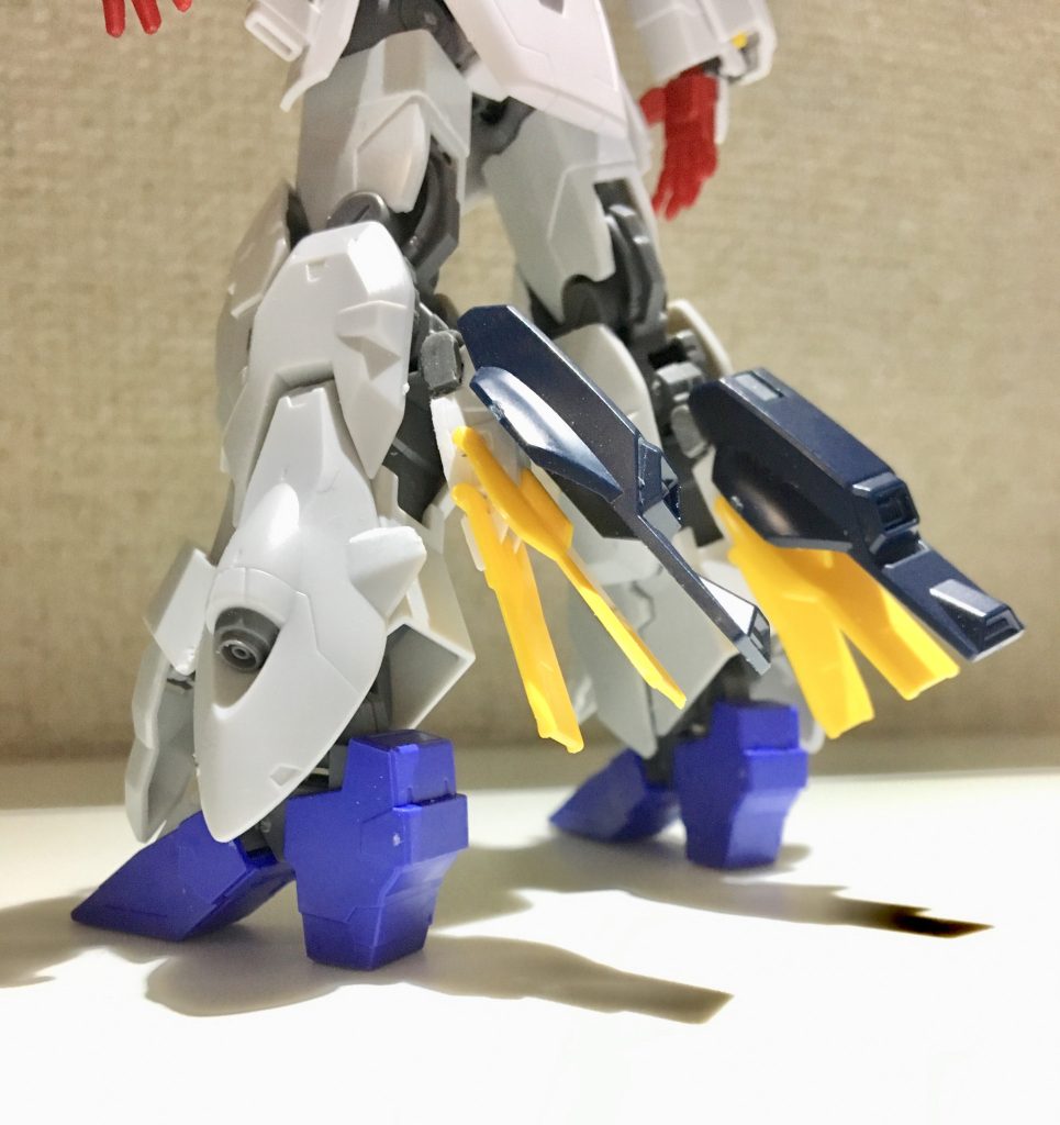 脚部放熱プレート
ムーンガンダムの脚を使用する事にしたものの、側面への取り付けは困難と即座に判断し、後方の脹脛(ふくらはぎ)に移植。