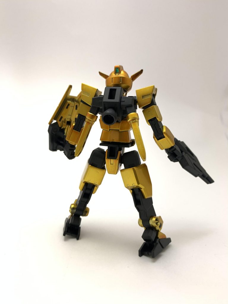 まずはコアガンダムから基本的には濃紺の部分をブラックのつや消し、それ以外がゴールド(銀下地の上にクリアイエロー)の配色