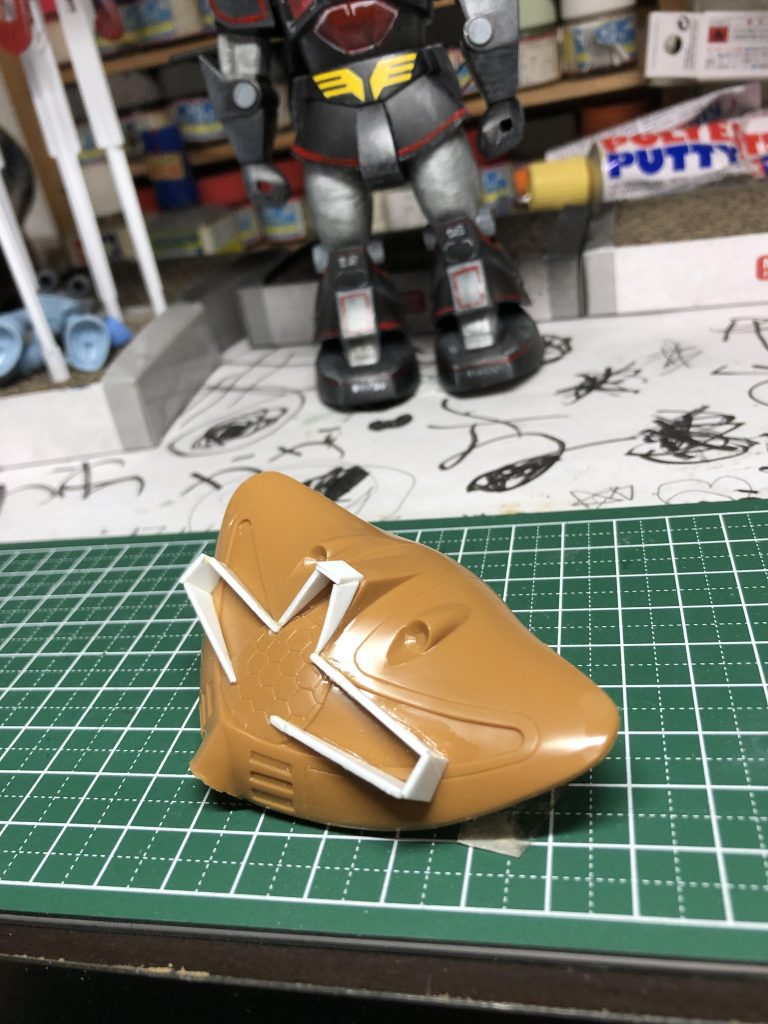 突然思いつきでドム化したくなりプラ板を貼りました。