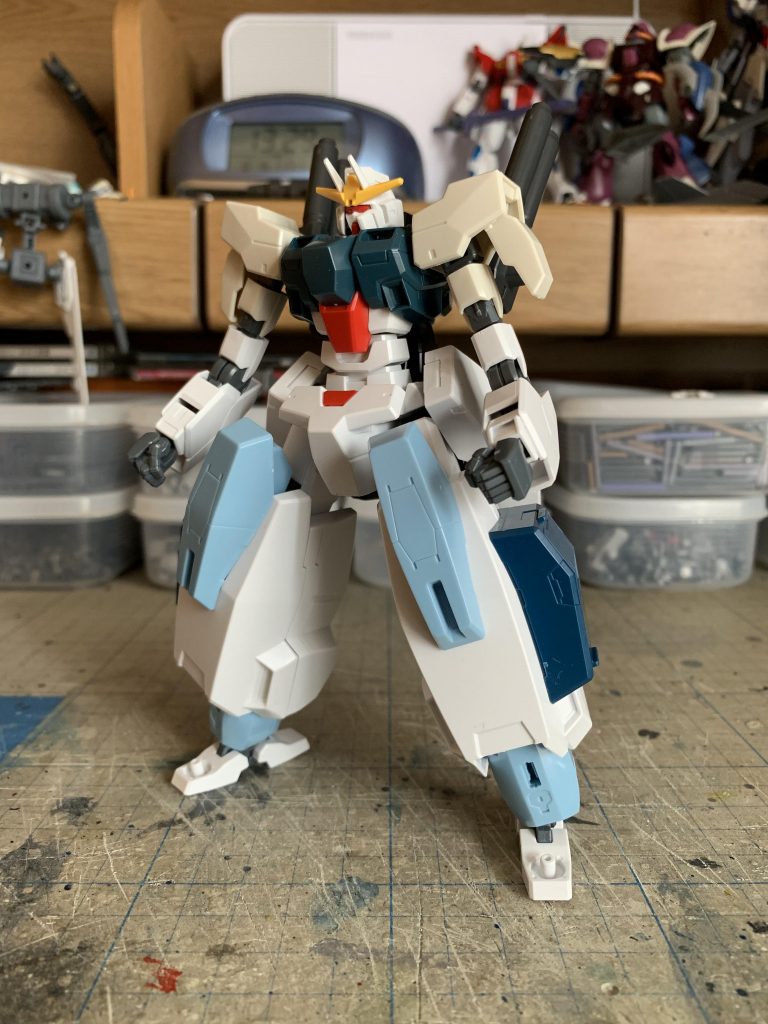 最初期案。この時点ではまだセラヴィのまんま。シェヘラザードのままだと足だけが長過ぎると思っていたので、元の足首を省略して、胴体と上腕を延長してバランスを取りました。