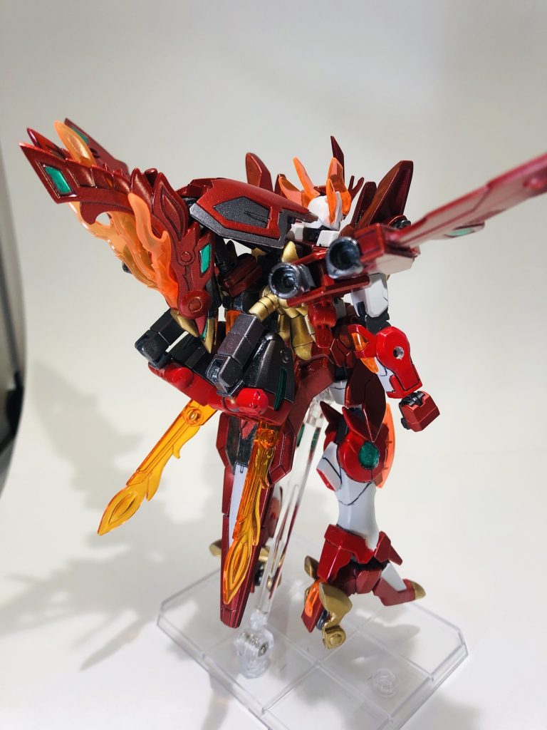 バックショット
スザクの脚が劉備ストライクのパーツなので、後姿はエールストライカーに似てますね。
ちなみにストライク系と同じ1軸接続なので、ストライカーとして装備できたりします。