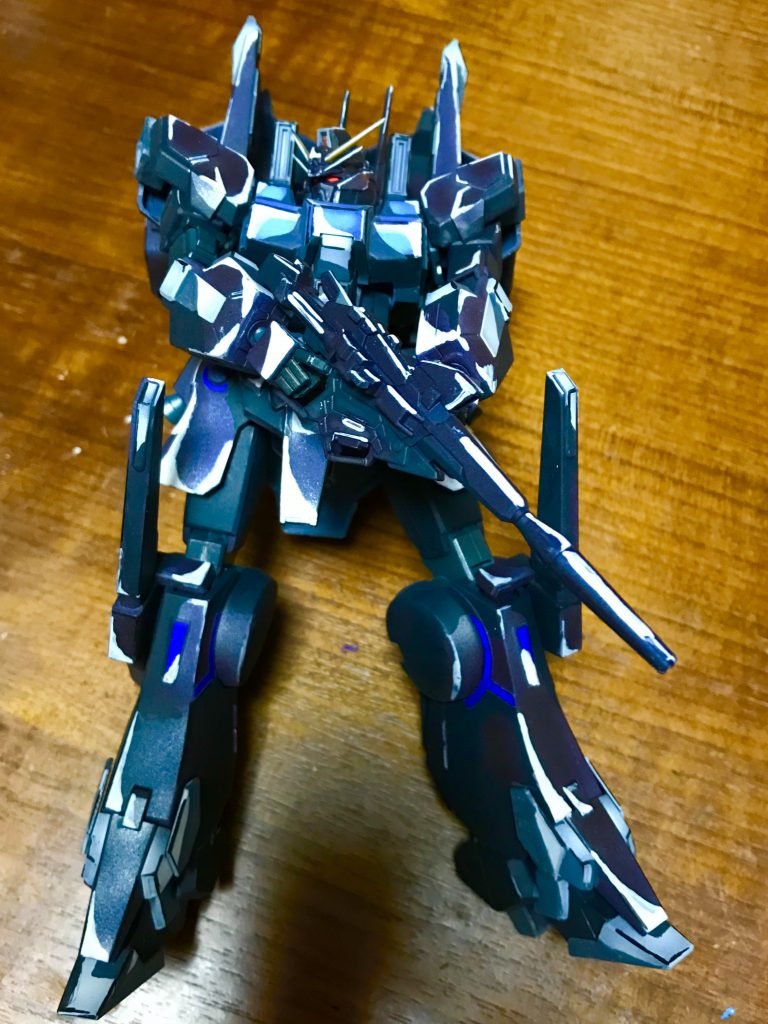 暗い色に目が赤く光るのがカッコいいですね