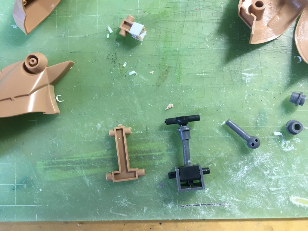 足首ボールジョイントはwaveのプラサポパーツをあれこれ組み合わせて作成。上がBJ04、棒と下のジョイント受けはBJ06