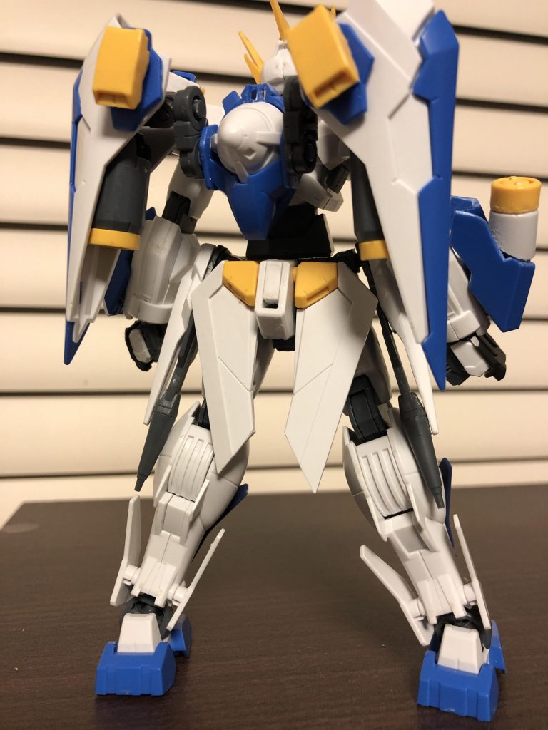 背中
大型のGNスラスターはかなり自由に動くので色んな態勢で瞬間加速が可能。小型のGNスラスターで微調整して加速したまま小刻みな動きも可能