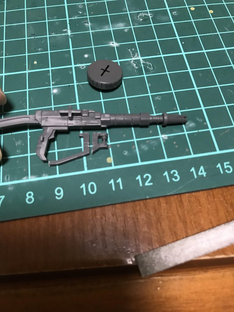 マシンガンを切り刻んで、フォアグリップを作り直し。