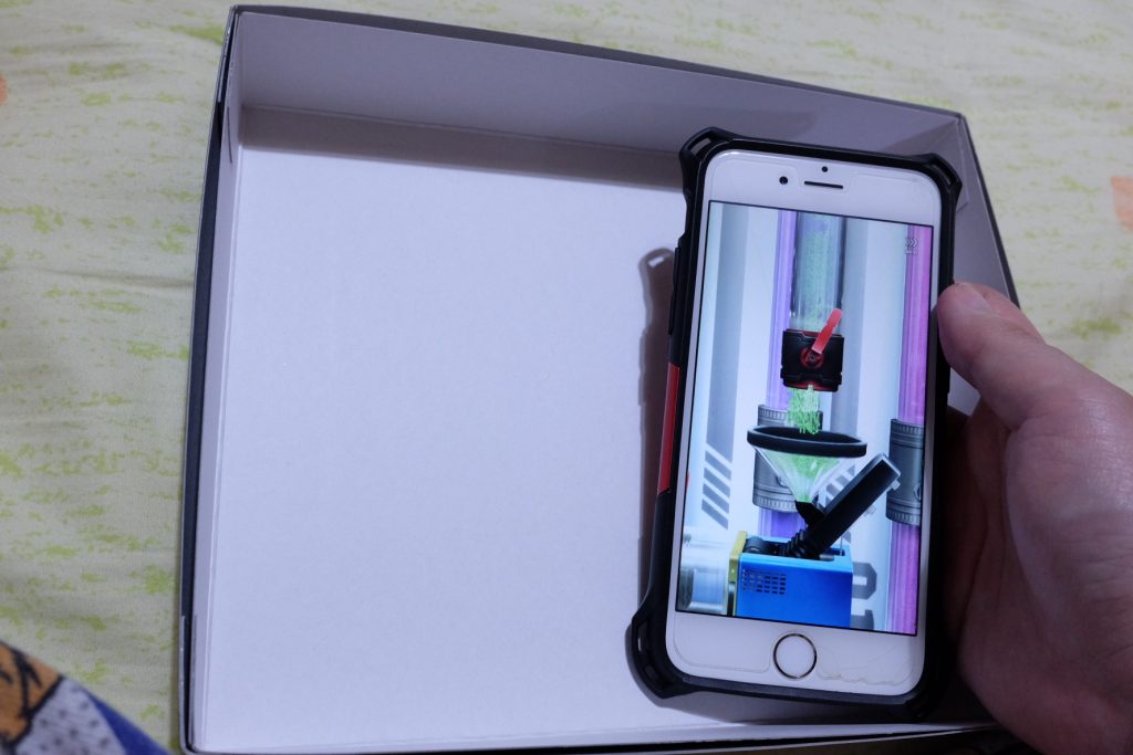 右斜め上の透明な筒から緑色のペレットがマシンに投入されます。これがいわゆる演出ですね。
さて、果たして何が出るのでしょうか。
手に汗握る、緊張の瞬間です。