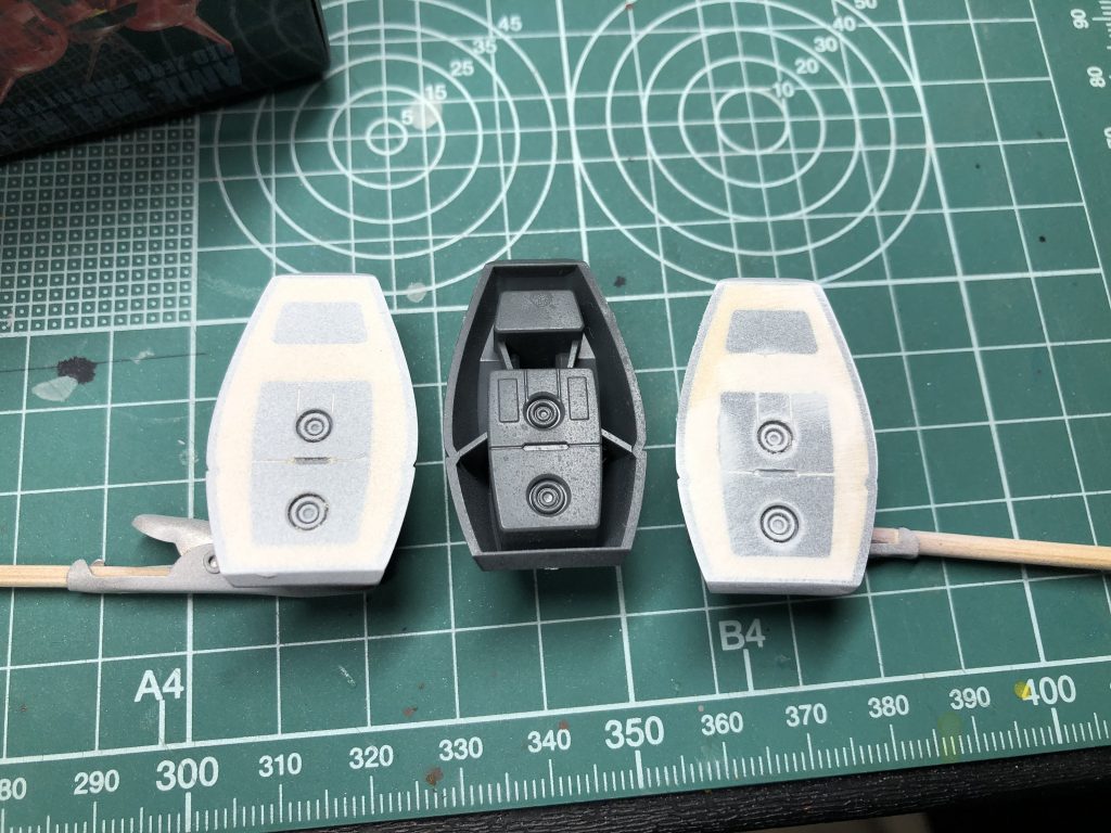 足裏の肉埋め前と肉埋め後。