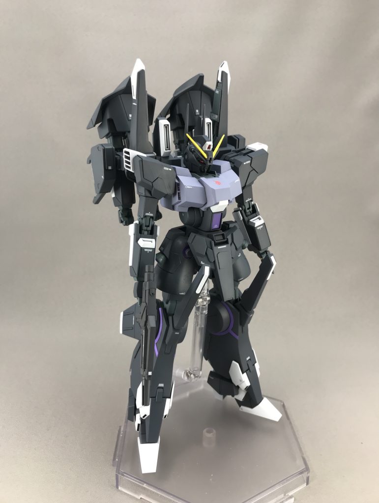 頭部バルカンは別パーツ化。カメラはラピーテープとUVレジンです。
ニークラッシャーはヒザにつけました。
サーベルラック周辺はくり抜いて裏からプラ板貼りました。
腕・足首のダクトは彫ってます。
足首で上下に3mm・足先2mm延長。股の幅は狭くしました。