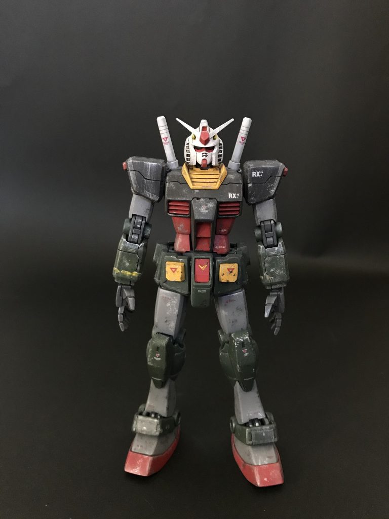 ウェザリングしています。
腕や足のラインをエナメルで描いてから、一部ラインを落としてます。