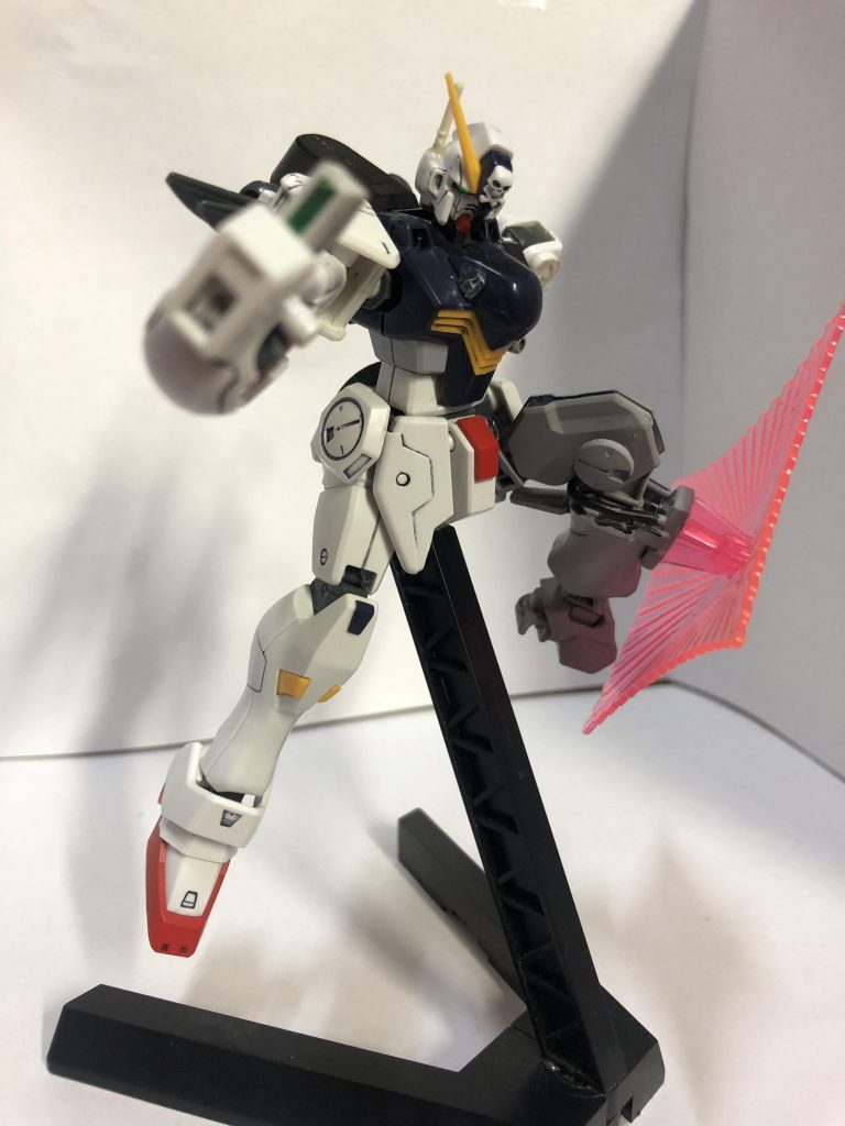 左脚をなくした代わりにある左脚は左腕部にあったブランドマーカーをすねあたりに装備ブランドマーカーとビームシールドとして使える。