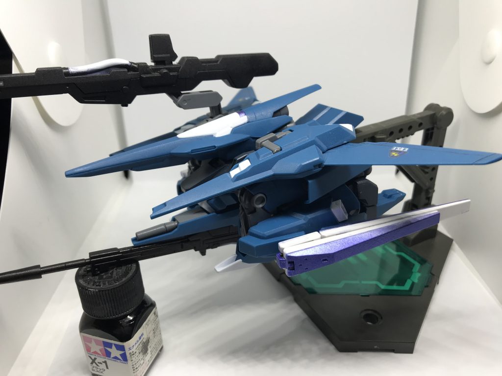 シルヴァバレトサプレッサーように一目見て誰が乗ってるのか分かるようにしてみようと思い、アムロ乗ってたらこんな感じかなーと思ってファンネルを付けてみました。