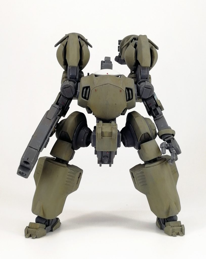 本体は可動具合は維持しつつミキシング構成のローコスト化を図った感じ。
頭はガンダムキマリスのスラッシュディスク入れる所に0.5mmのパールビーズをメインカメラとして埋め込み。
胴はバクト胴にゲイレールの肩が良い感じに収まったのでそれを胸部に股間フレームはグレイズフレームの胸。装甲は百錬のナックルガード。
腕はグレイズフレームを縮めたり装甲削り込んだり。手首はレギンレイズの手首を縮めた物。
脚は太ももから膝までがジンクスⅢの肩、脛がジオの下腕、足首は30MMアルト。ここがかなりハイコストだったのでだいぶお安く。
細かいディテールはプラ棒とスケールキットのジャンクパーツで仕立ててます。