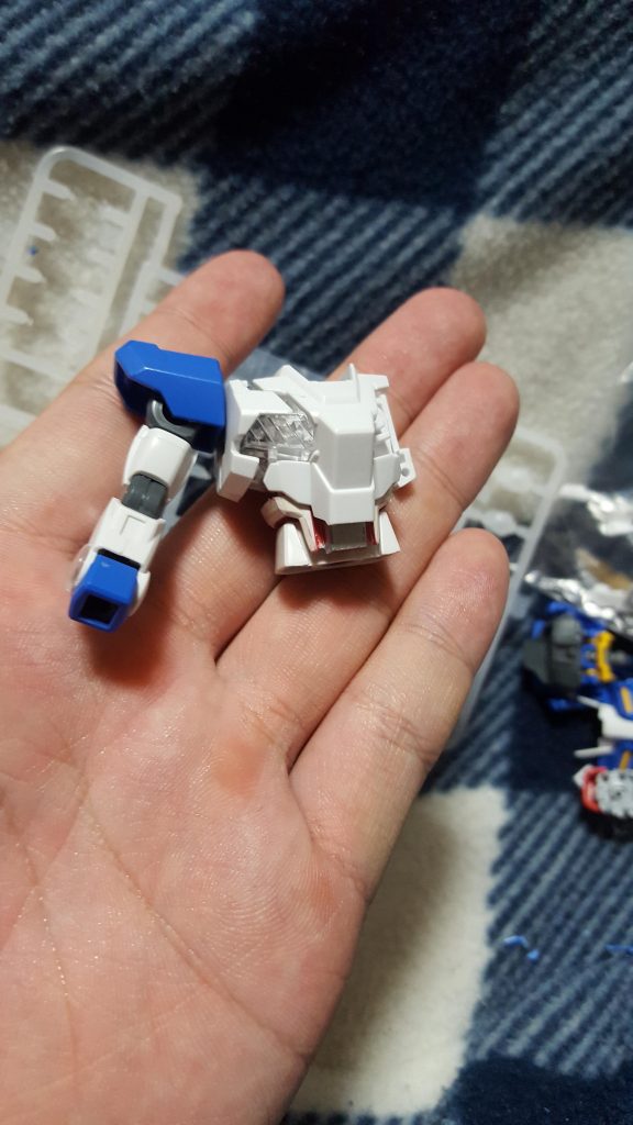 買ったときは主武装をGNソードVにする予定でした。なので企画の違うOOの腕を合体できる改造をしました。今となっては無駄な作業でしたが