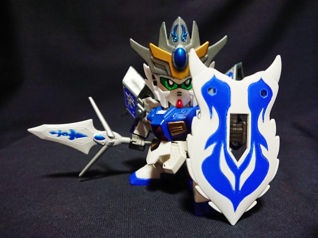 盾は持たせる予定ではありませんでしたが、実際のアレックスにも大盾が似合うので持たせてみました。
元々が青白のシンプルな機体ということもあり、装飾の多い三国伝でいかにシンプルに仕上げるかで制作しました。