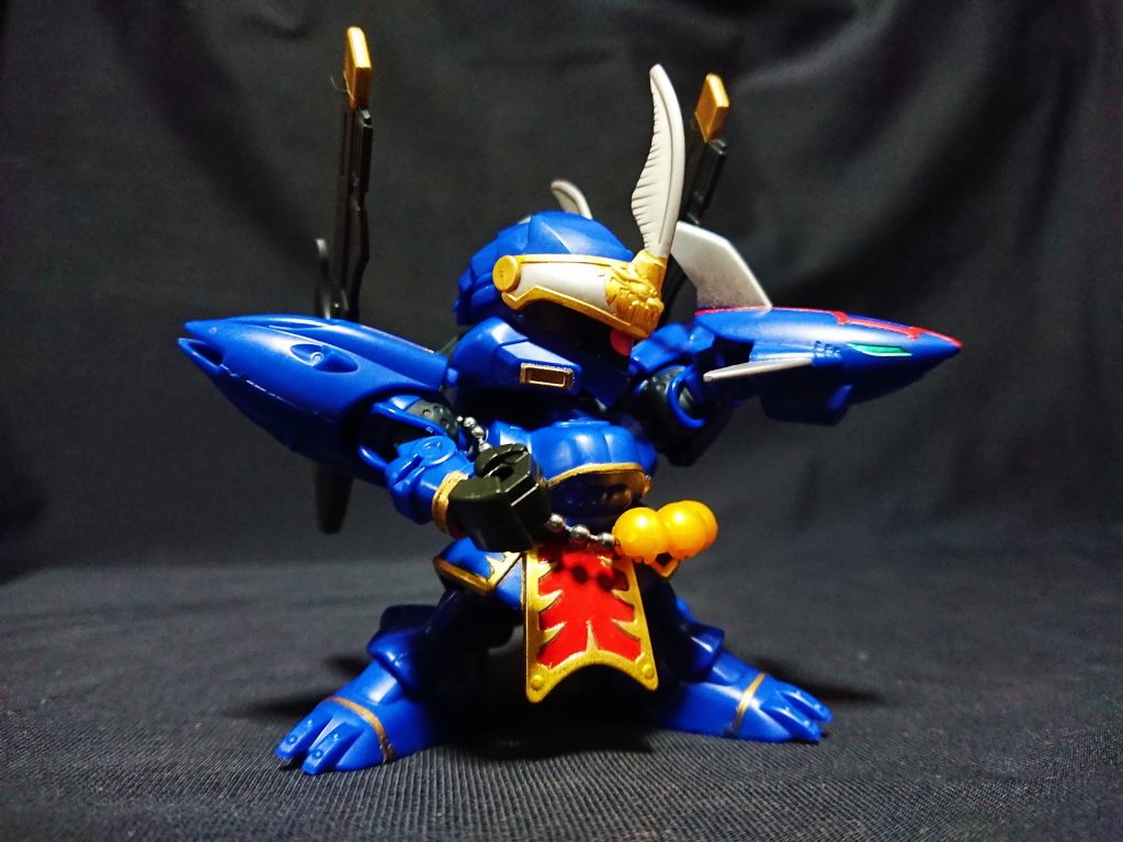 徐晃のバックパックに天玉鎧の武装を使いウェポンバインダーを再現しています。
鈴の紐はボールチェーンに取り替えています。