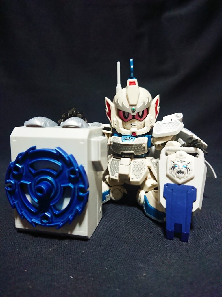 戦線武装用パーツは陸戦型のように武器庫(コンテナ)を背負います。
SDCSの陸戦型のコンテナと盾を使用。
合体武装の七賢輪を武器ではなく装飾として使用しました。
白馬義徒と呼ばれたように、巨大な馬蹄鉄のイメージとして装飾にしました。