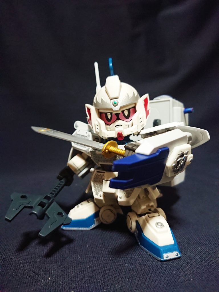 戦場で指揮を執るだけではなく、白馬義徒を率いて全線に出て戦う姿の公孫瓚。
背負った武器庫には槍や盾などが入っており、白鱗剣と槍を組み合わせた輝強撃は相手の馬陣形を崩す必殺技。