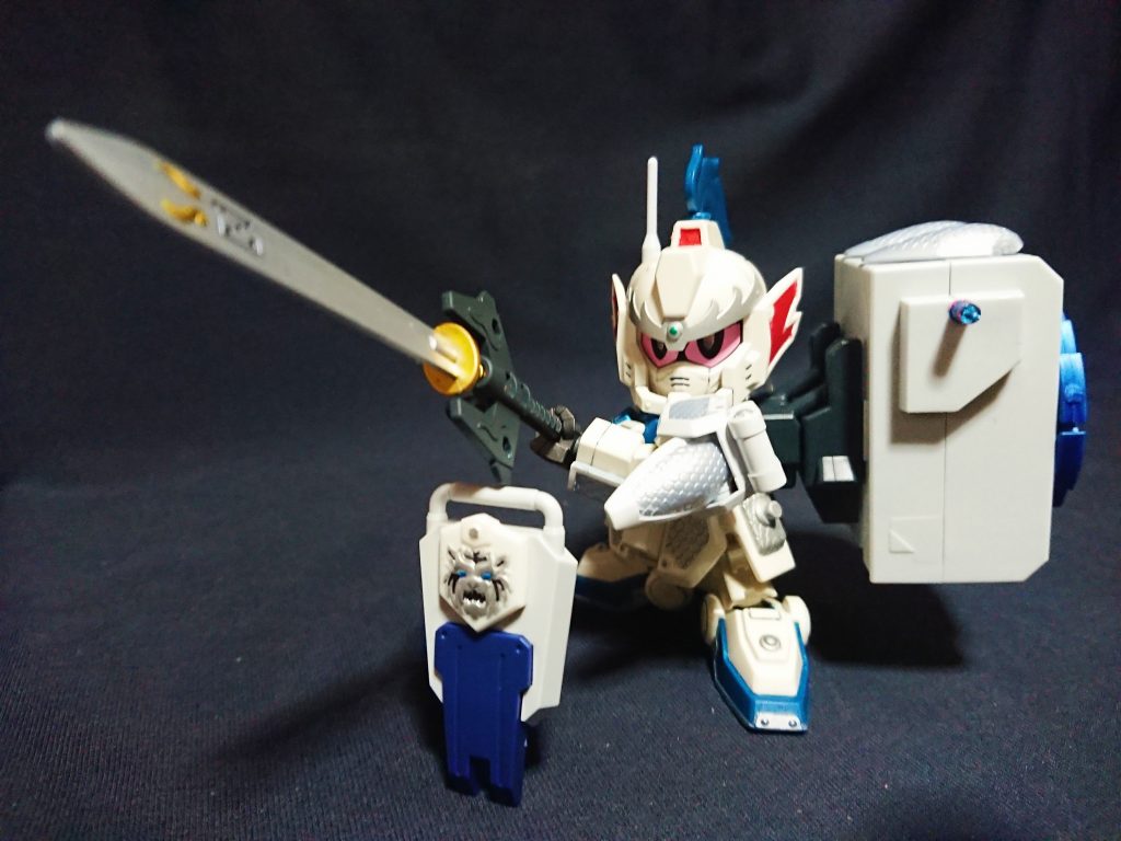 白鱗剣と八校杖と盾を組み合わせた必殺技です。
どこかで見たような輝きです。