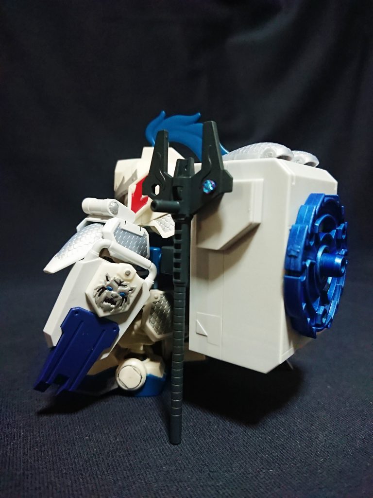 背部から。
八校杖は180mmキャノンに見立て、コンテナの重みを支える役目にもなります。
コンテナ内は未使用の麝香尾(采配)や盾、その他パーツをしまうことで余剰対策になります。