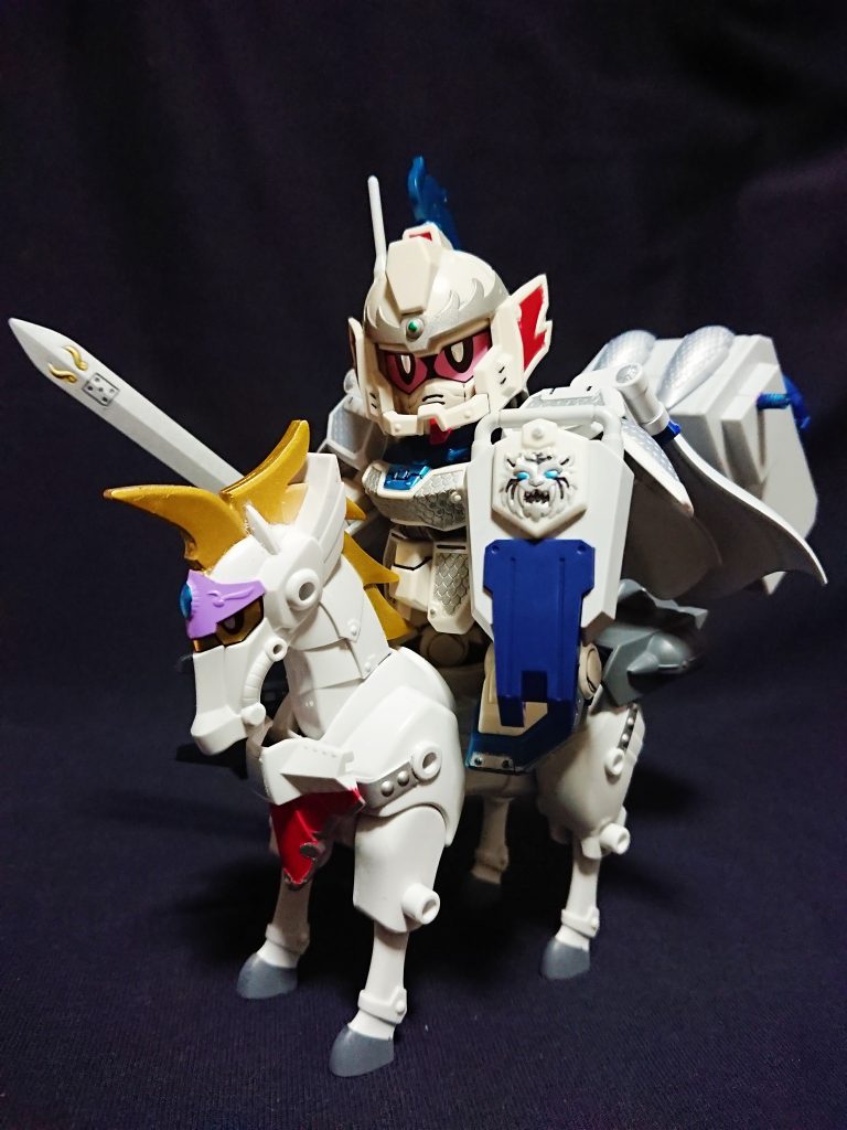 白馬とコンテナで完全体公孫瓚となります。
現行キットに付属の漆黒冥王馬もいいですが、やはり公孫瓚には白馬が似合います。