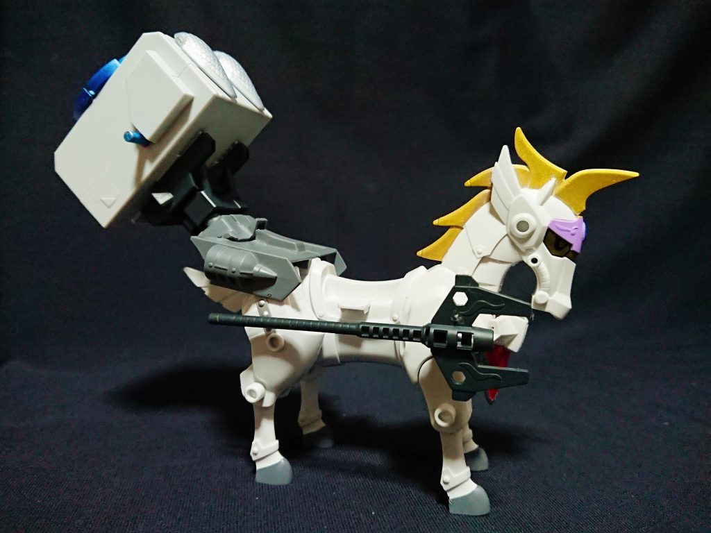 公孫瓚が指揮タイプの場合はコンテナを背負っていますが、戦線武装時はコンテナ部分にマントを纏うため、ここでも余剰対策となっています。