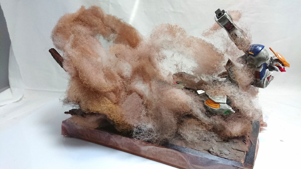 今回は煙のボリューム感が欲しかった為、完成後にへたれないようまず後方に針金を軸にした煙のアーチを作り、そこと地面とで煙を接着して継ぎ足していく手法を取りました。