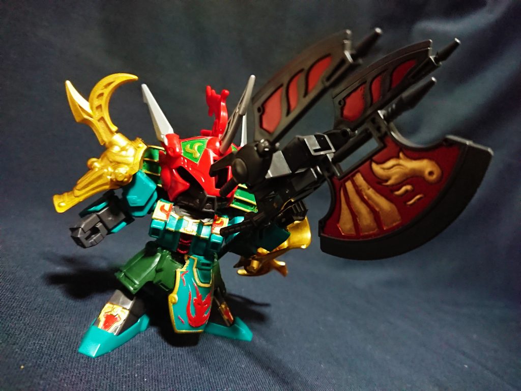 肩鎧×2は定番の強化案の組み合わせですが、両肩に飛び出たオプション装備は盾にしました。
ザクIIIのパーツが流用されているため、腰は張郃ザクIII(司馬懿同パーツ)の物を使用しています。