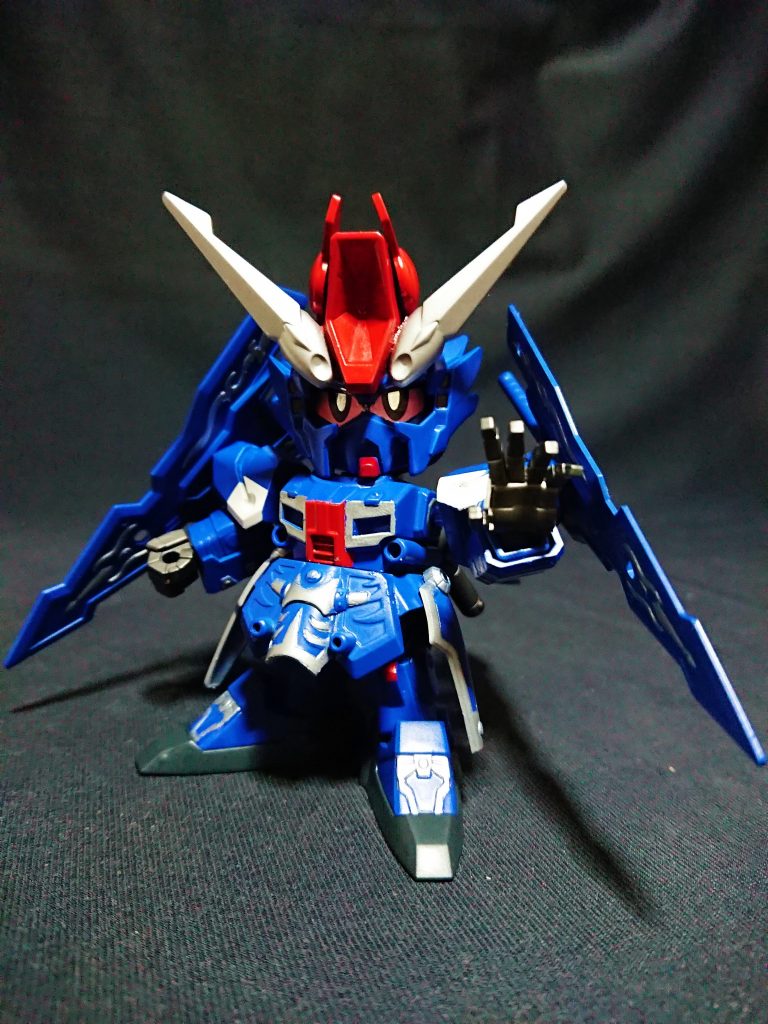 パージすることでガンダムモードになります。
前述のようにギャプランの頭部や腰は反転しているので、リボーンズガンダムに近い状態だと思ってください。