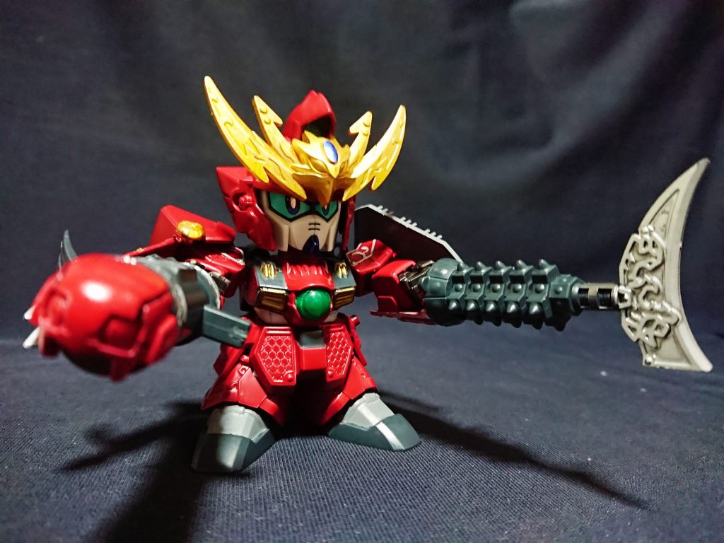 武器が大きいので、両手に装備した状態では両腕の可動がかなり制限されてしまいます。
下半身の可動域もあまり広くなくポージングに悩みますが、動き回るキャラ設定ではないのでどっしり構えさせたほうがカッコいいかも?